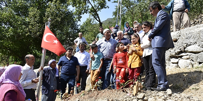 Öğrencileri şehit öğretmenin kabri başında