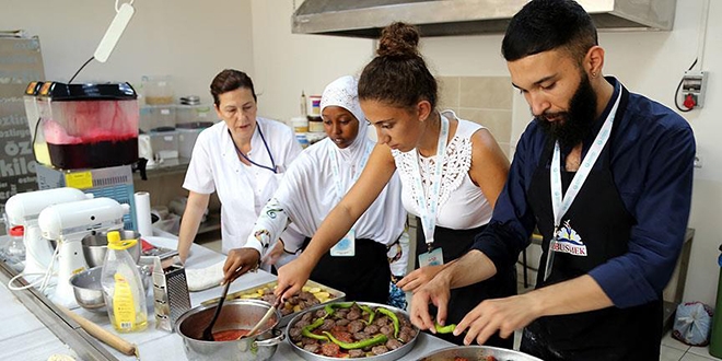 Yabancı öğrenciler yaprak sarıp hamur açtı