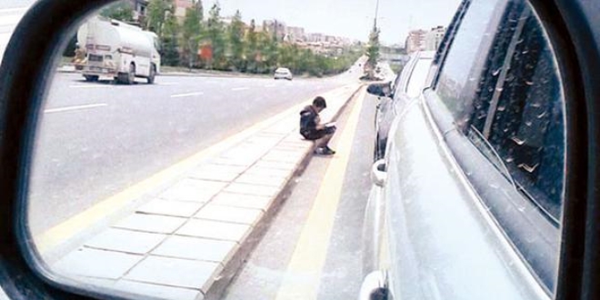 Türk büykelçiden dilenen çocuklara jest