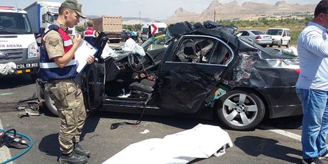 Erzincan'da trafik kazası: 3 kişi öldü