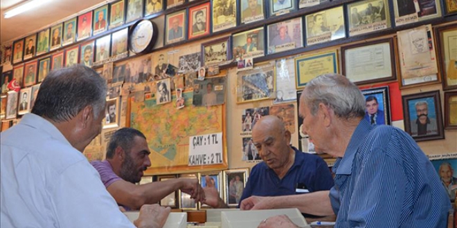Müşterilerinin fotoğraflarını biriktirerek sergiliyor