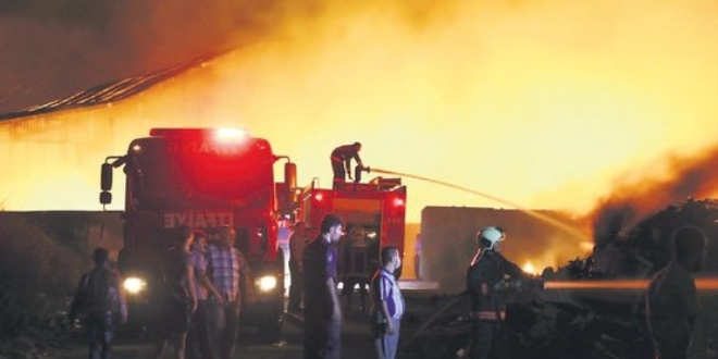 Ankara'da belediyeye ait depoda yang�n