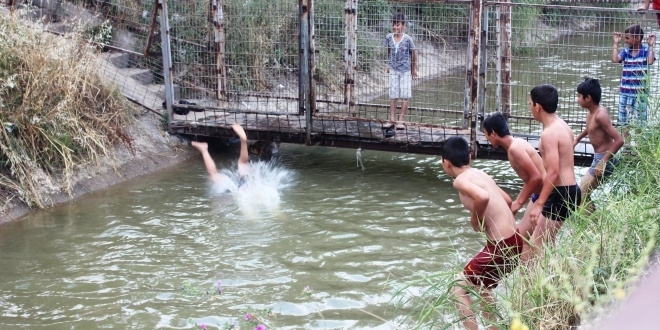 Sulama kanal�na d��en 10 ya��ndaki �ocuk �ld�