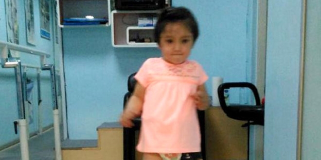 �zge bebek yeni protez baca��yla daha az d���yor