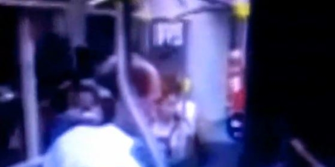 �ETT �of�r� otob�s� durdurup namaz k�ld�