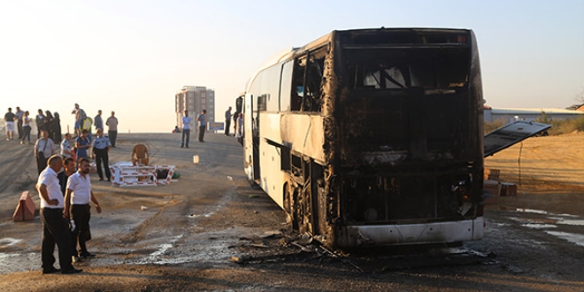 Hareket halindeki yolcu otob�s� alev ald�