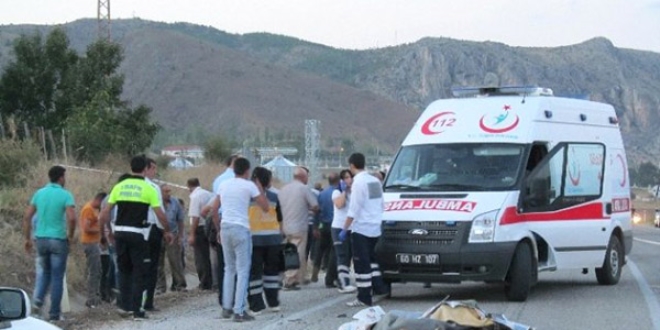 Motosiklet otomobille �arp��t�: 2 �l�, 2 yaral�