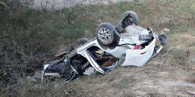 Otomobil �arampole devrildi: 2 �l�, 1 yaral�