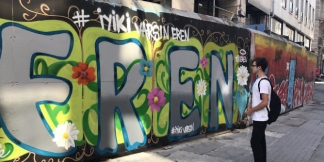 Eren Blbl iin stiklal Caddesi'nde grafiti yapld