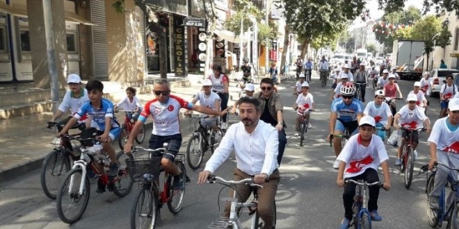 TBMM Başkan Vekili Aydın, öğrencilerle pedal çevirdi