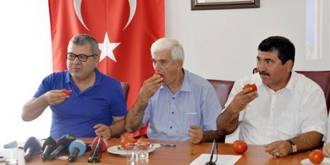 Rusya'ya domates yiyerek tepki gösterdiler