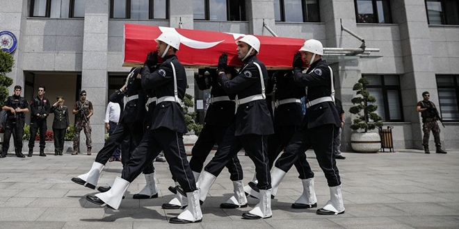 Bıçaklı saldırı sonucu şehit olan polis, toprağa verildi