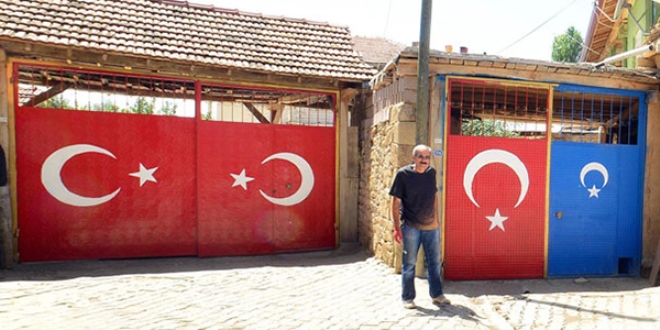 Bu köyde her evin duvar ve kapısı Türk bayrağı ile boyanıyor