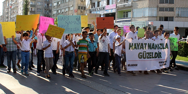 Elazığ'da namaz kılmayı öğrenen çocuklar yürüyüş yaptı