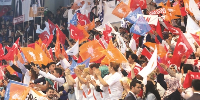 AK Parti'de teşkilatların yüzde 50'si değişecek