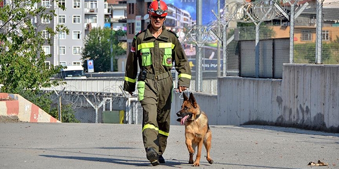 �ocuklar i�in arama kurtarma g�n�ll�s� oldu