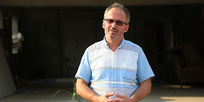 Depremde kaybetti�i 8 yak�n�n�n ac�s�n� hala ya��yor