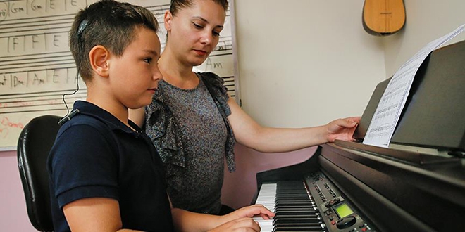 Biyonik kulakl� k���k piyanist gelecek vadediyor