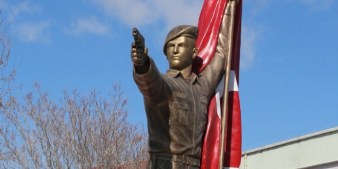 �mer Halisdemir'in heykeli de�i�tiriliyor