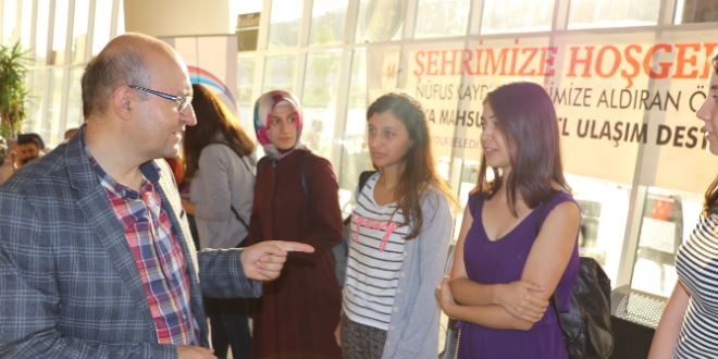 Rektör yeni öğrencileri otogarda karşıladı