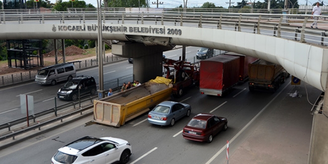 Damperi açılan hafriyat tırı üst geçide çarptı