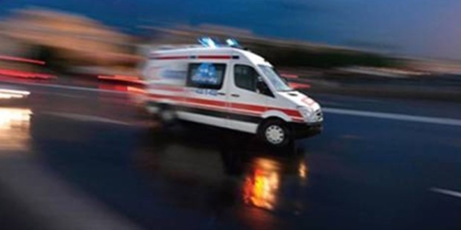 İki otomobille çarpışan midibüs devrildi: 15 kişi yaralandı