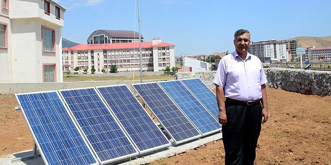 �niversite kamp�s�nde r�zgar ve g�ne�ten elektrik �retiyor