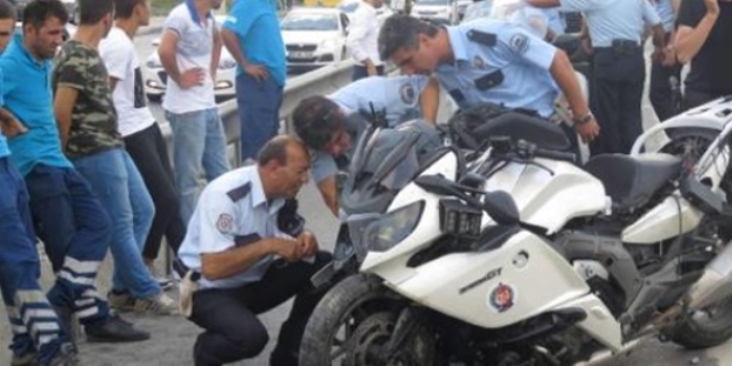 �stanbul'da motosikletli polis kaza yapt�