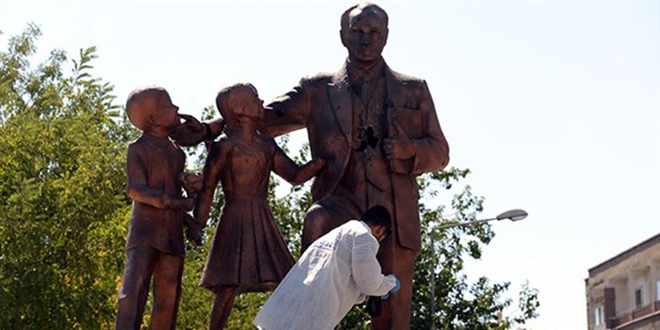 Diyarbak�r'da Atat�rk an�t�na �eki�li sald�r�