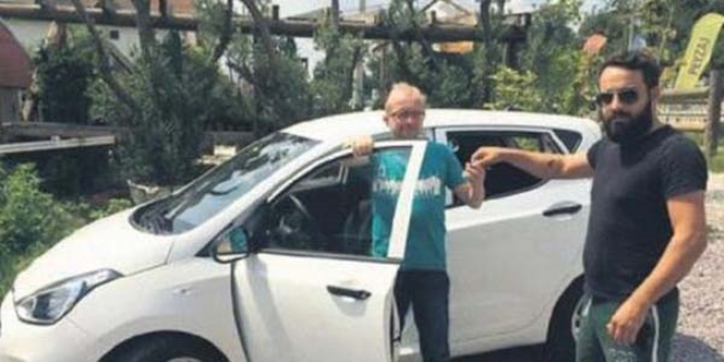 Köpeğini bulana otomobil hediye etti