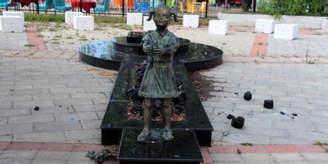 Atat�rk'e �i�ek veren k�z heykeline sald�r�