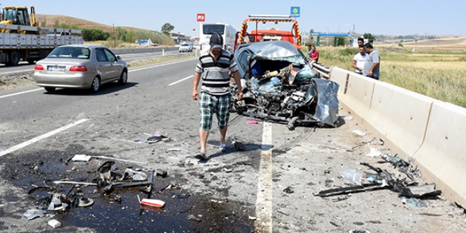K�r�kkale'de iki otomobil �arp��t�: 2 �l�, 7 yaral�