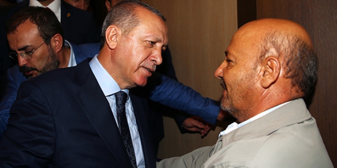 Erdoğan, şehit Binbaşı Çelik'in babasıyla kucaklaştı