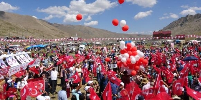 Ovit Yaylası'nda 20 bin Türk bayrağı dalgalandı