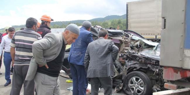 Bolu'da trafik kazas�: 1 �l�, 21 yaral�