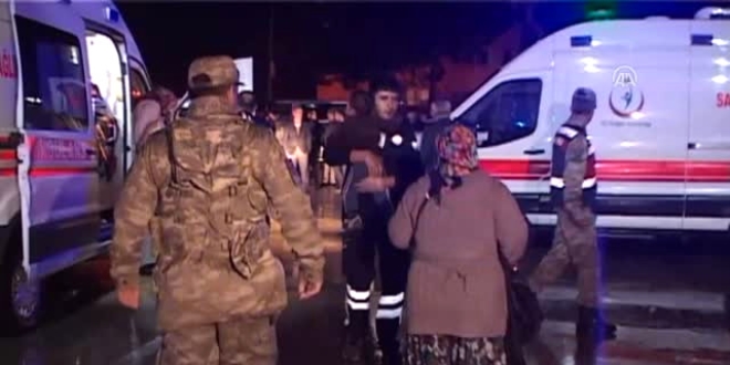 Minibüs uçuruma yuvarlandı: 1 ölü, 13 yaralı