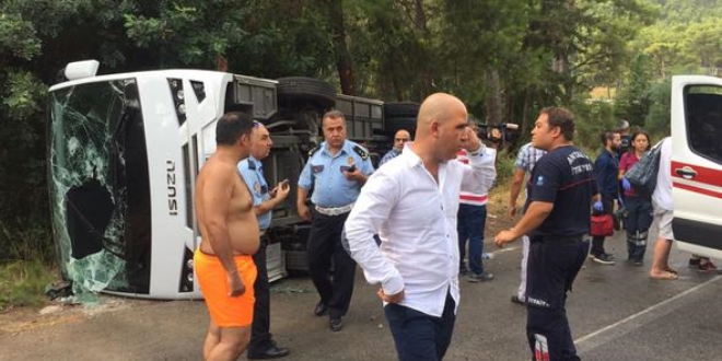 Antalya'da tur otobüsü devrildi, yaralılar var