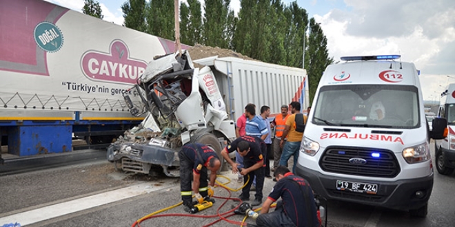 �orum'da kamyon t�ra �arpt�: 1 �l�