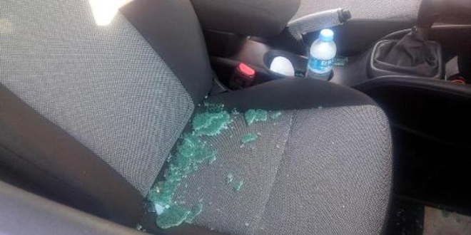 Camını kırdıkları otomobildeki 31 bin TL'yi çaldılar