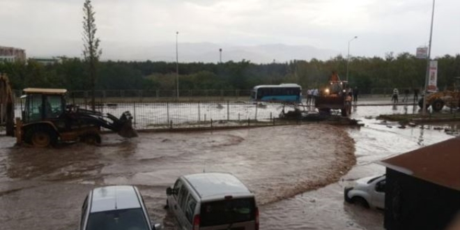 Sinop'ta sağanak su baskınına neden oldu