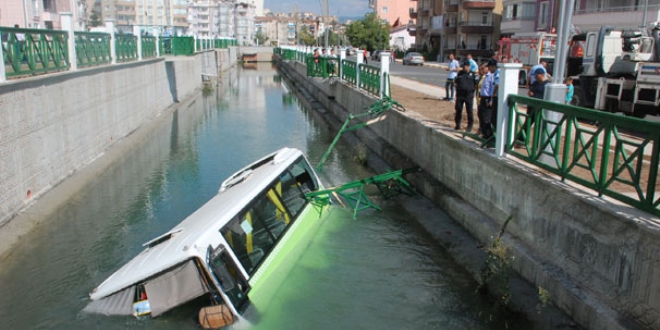 Halk midibüsü sulama kanalına düştü: 5 yaralı