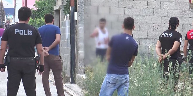 Adana'da b��akla kendisini yaralayan ki�iyi polis ikna etti