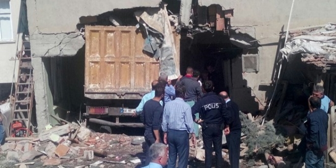 Bilecik'te freni arızalanan kamyon eve çarptı