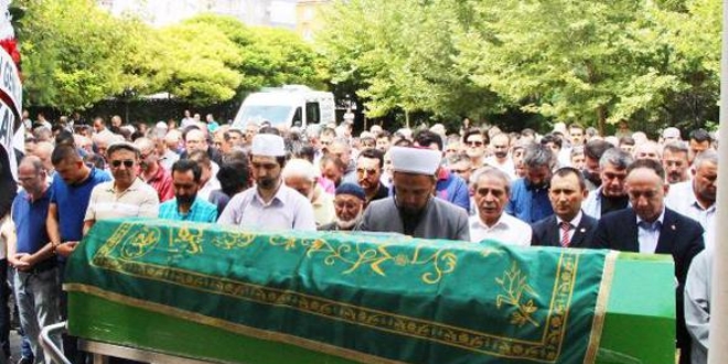 İntihar eden sendikacının cenaze namazını oğlu kıldırdı