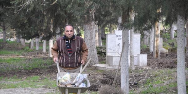 Köy mezarlıklarını temizleyerek cezalarını çekiyorlar