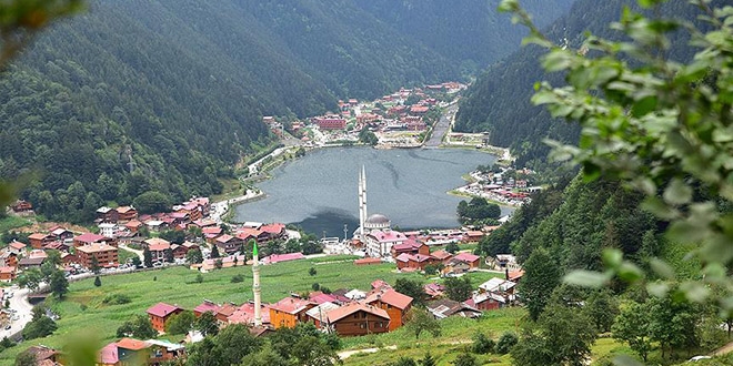 Dünyaca ünlü Uzungöl turistlerin gözdesi