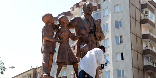 Eski�ehir'de Atat�rk heykeline sald�r�