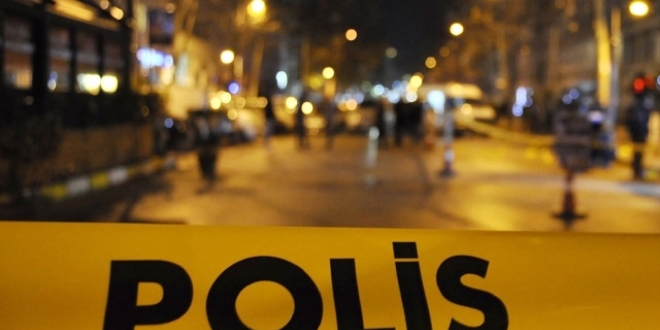 Alkollü sürücü kaldırımda bekleyen yayalara çarptı