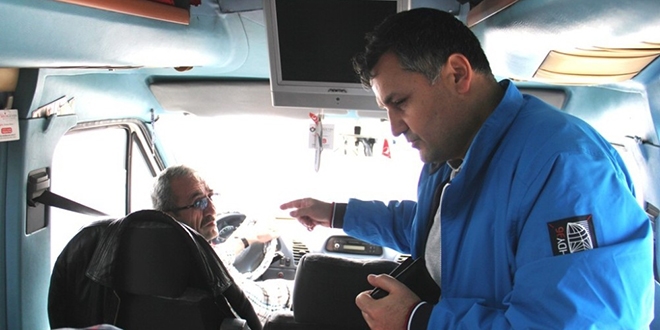 Otob�se yolcu gibi binen 'sivil trafik polisi'nden denetim