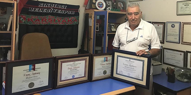 'Süper dede' 4. üniversiteden mezun oldu